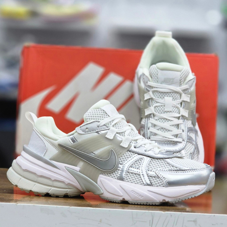 کتونی مسترکوالیتی نایک وی تو کی nike v2k / ضمانت ویتنام و کیفیت / سایز ۴۰ الا ۴۵
