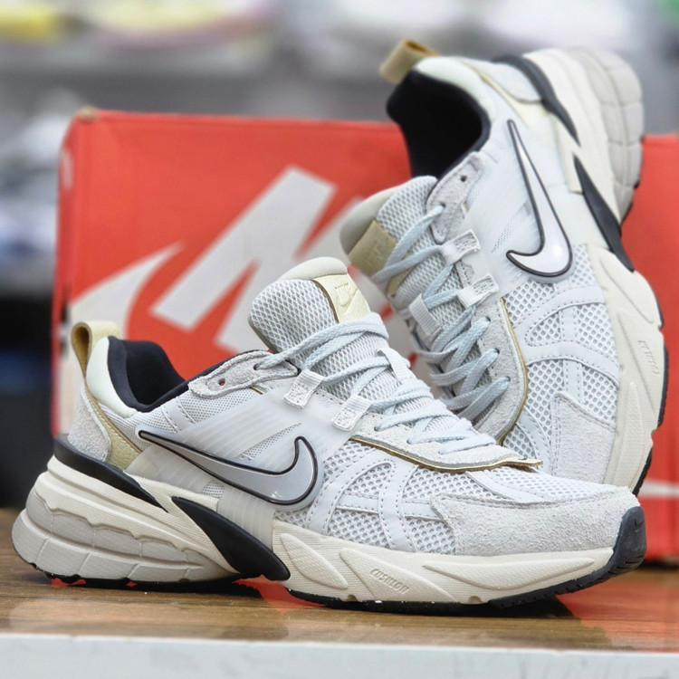 کتونی مسترکوالیتی نایک وی تو کی nike v2k / ضمانت ویتنام و کیفیت / سایز ۴۰ الا ۴۵