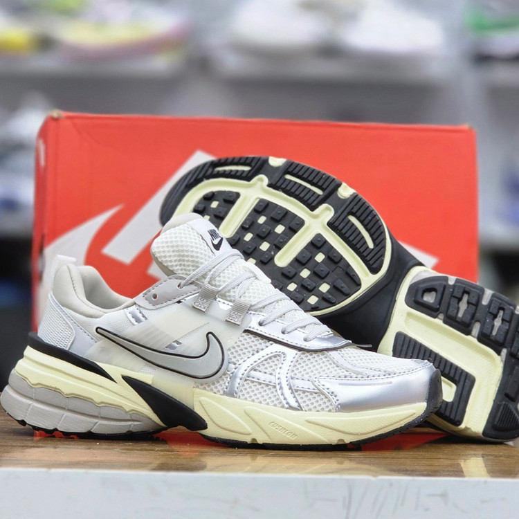 کتونی مسترکوالیتی نایک وی تو کی nike v2k / ضمانت ویتنام و کیفیت / سایز ۴۰ الا ۴۵