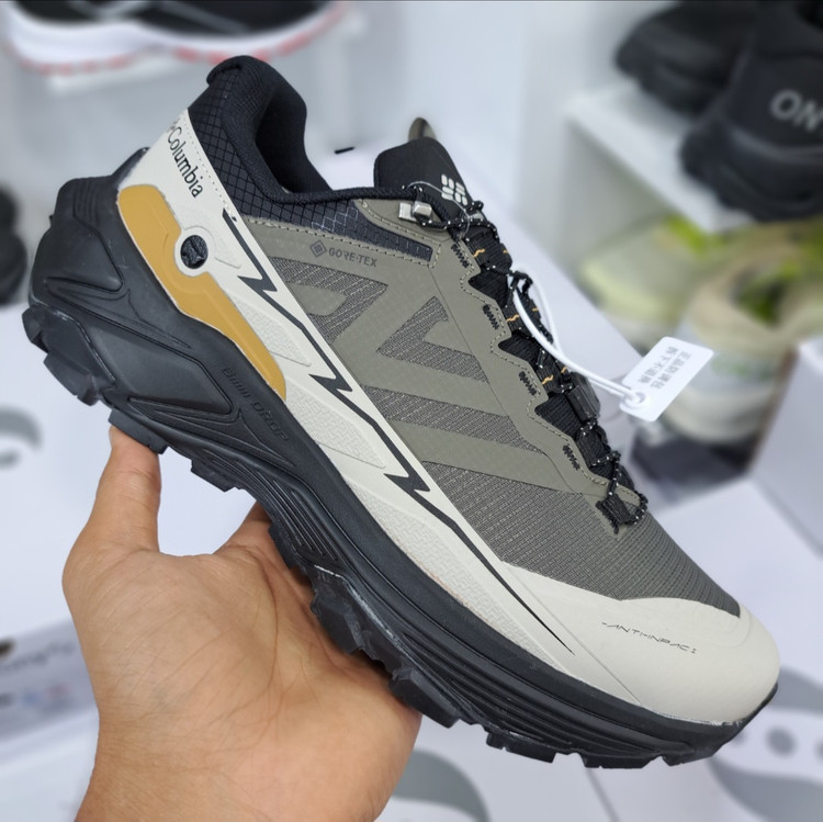 کفش طبیعت گردی مسترکوالیتی کلمبیا هایکینگ Columbia hiking / گورتکس و ضد آب / سایز ۴۰ الا ۴۵