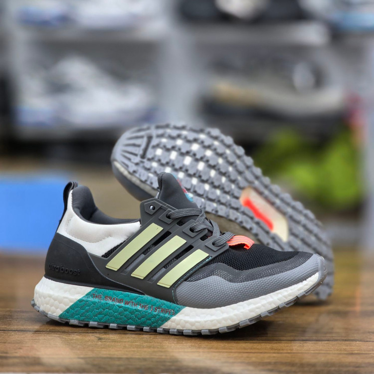 کتونی مسترکوالیتی زنانه آدیداس الترا بوست Adidas Ultra boots / ضمانت ویتنام و کیفیت / سایز ۳۶ الا ۳۹