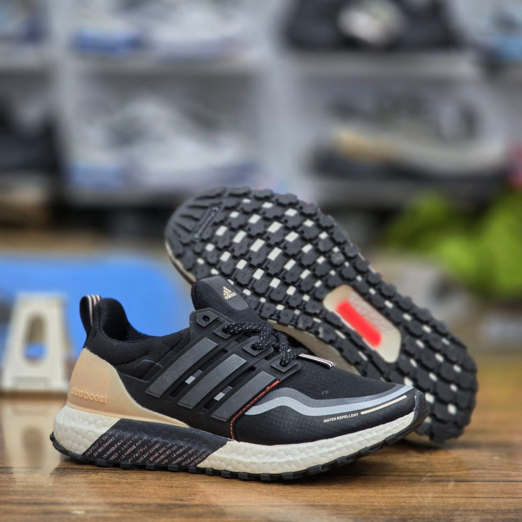 کتونی مسترکوالیتی زنانه آدیداس الترا بوست Adidas Ultra boots / ضمانت ویتنام و کیفیت / سایز ۳۶ الا ۳۹