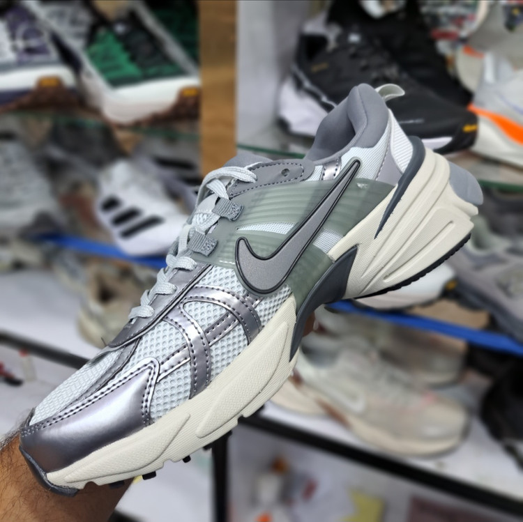 کتونی مسترکوالیتی نایک وی تو کی nike v2k / ضمانت ویتنام و کیفیت / سایز ۴۰ الا ۴۵