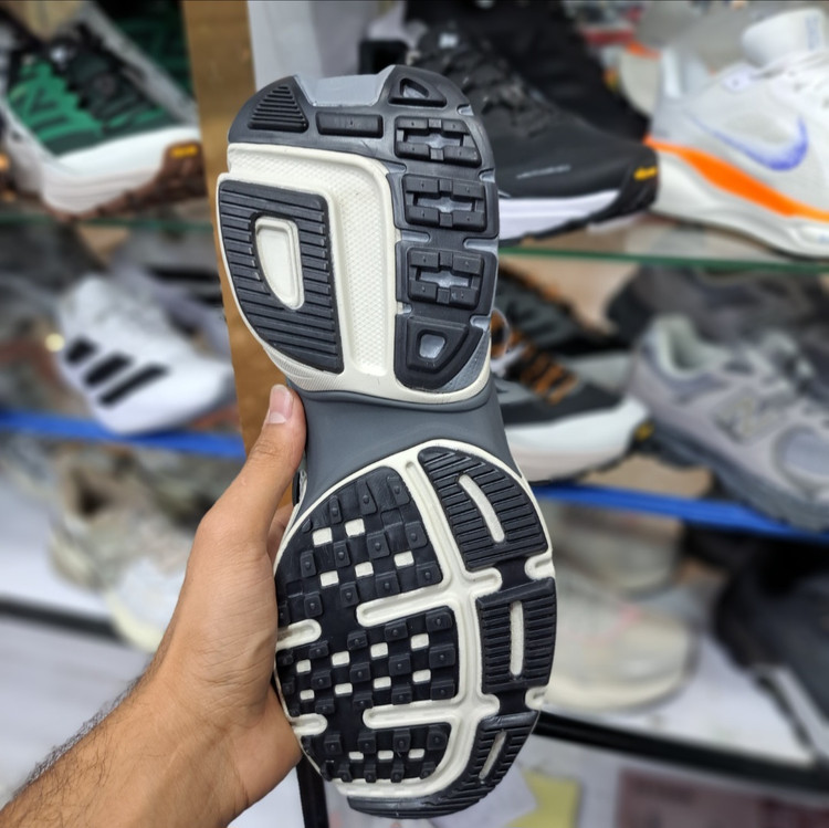 کتونی مسترکوالیتی نایک وی تو کی nike v2k / ضمانت ویتنام و کیفیت / سایز ۴۰ الا ۴۵