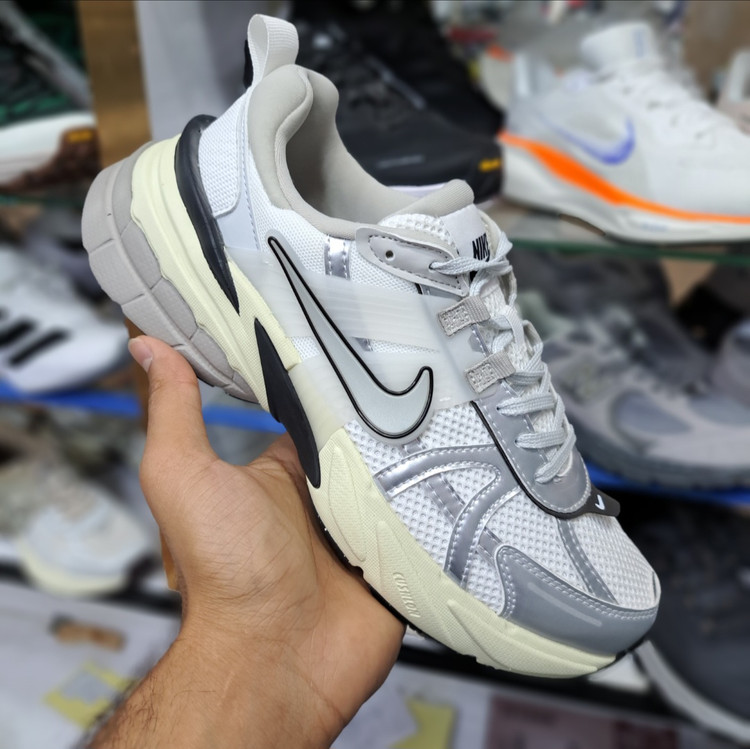 کتونی مسترکوالیتی نایک وی تو کی nike v2k / ضمانت ویتنام و کیفیت / سایز ۴۰ الا ۴۵