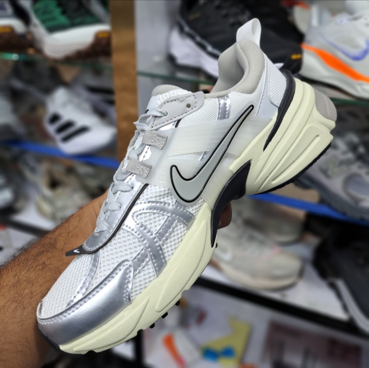 کتونی مسترکوالیتی نایک وی تو کی nike v2k / ضمانت ویتنام و کیفیت / سایز ۴۰ الا ۴۵