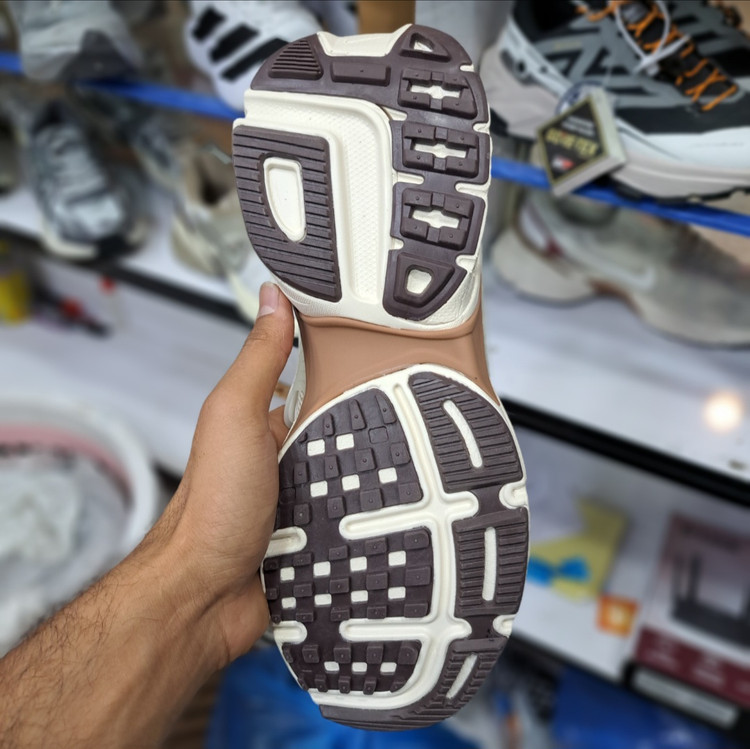 کتونی مسترکوالیتی نایک وی تو کی nike v2k / ضمانت ویتنام و کیفیت / سایز ۴۰ الا ۴۵