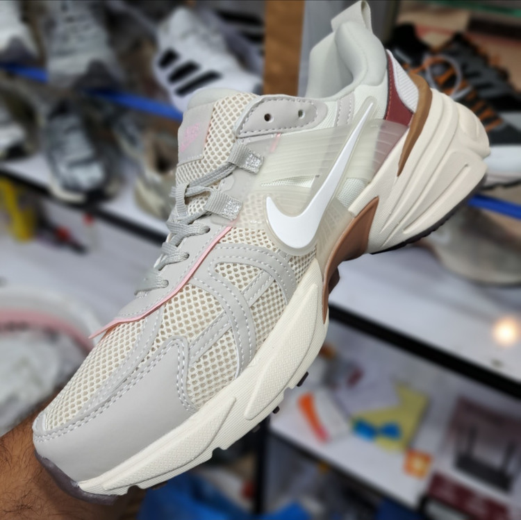 کتونی مسترکوالیتی نایک وی تو کی nike v2k / ضمانت ویتنام و کیفیت / سایز ۴۰ الا ۴۵