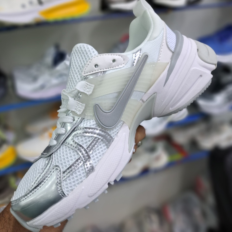 کتونی مسترکوالیتی زنانه نایک کلشون وی تو کی nike v2k / ضمانت ویتنام و کیفیت / سایز ۳۷ الا ۴۰