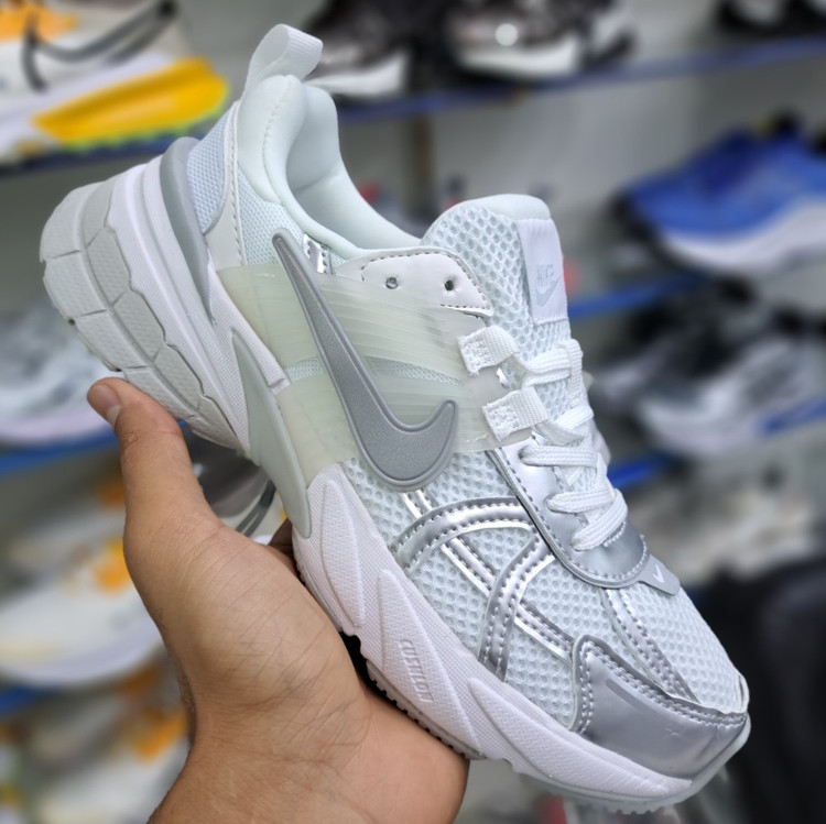 کتونی مسترکوالیتی زنانه نایک کلشون وی تو کی nike v2k / ضمانت ویتنام و کیفیت / سایز ۳۷ الا ۴۰