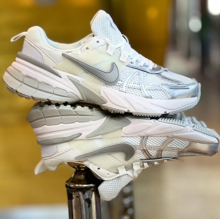 کتونی مسترکوالیتی زنانه نایک کلشون وی تو کی nike v2k / ضمانت ویتنام و کیفیت / سایز ۳۷ الا ۴۰