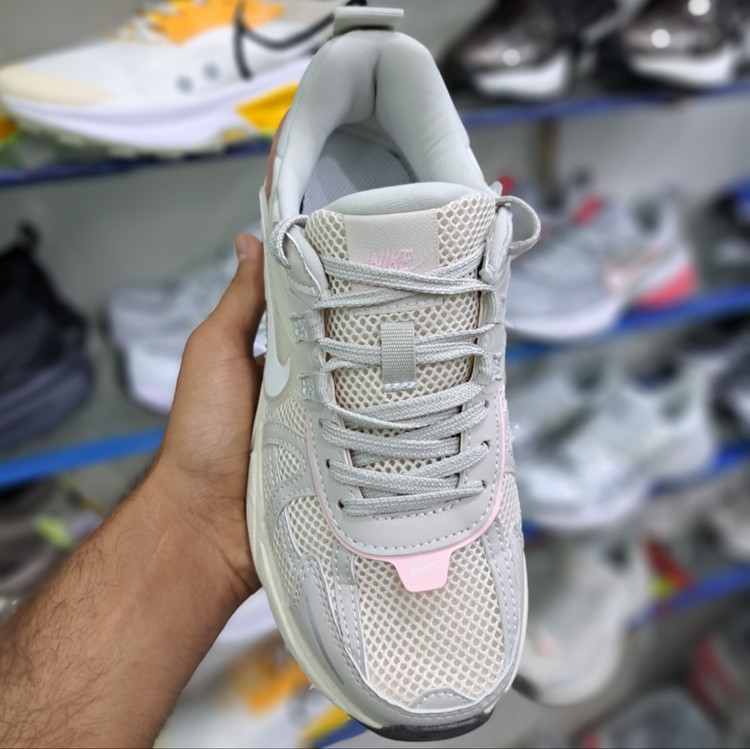کتونی مسترکوالیتی زنانه نایک کلشون وی تو کی nike v2k / ضمانت ویتنام و کیفیت / سایز ۳۷ الا ۴۰