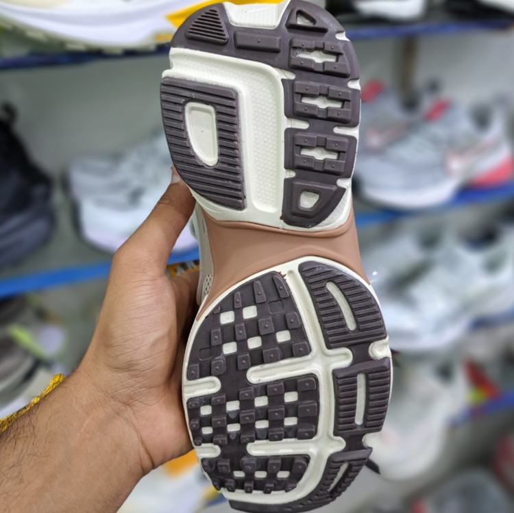 کتونی مسترکوالیتی زنانه نایک کلشون وی تو کی nike v2k / ضمانت ویتنام و کیفیت / سایز ۳۷ الا ۴۰