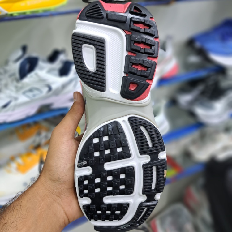 کتونی مسترکوالیتی زنانه نایک کلشون وی تو کی nike v2k / ضمانت ویتنام و کیفیت / سایز ۳۷ الا ۴۰