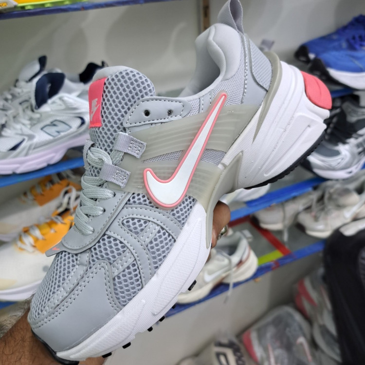 کتونی مسترکوالیتی زنانه نایک کلشون وی تو کی nike v2k / ضمانت ویتنام و کیفیت / سایز ۳۷ الا ۴۰