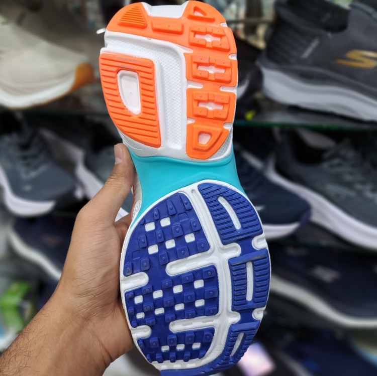 کتونی مسترکوالیتی زنانه نایک کلشون وی تو کی nike v2k / ضمانت ویتنام و کیفیت / سایز ۳۷ الا ۴۰