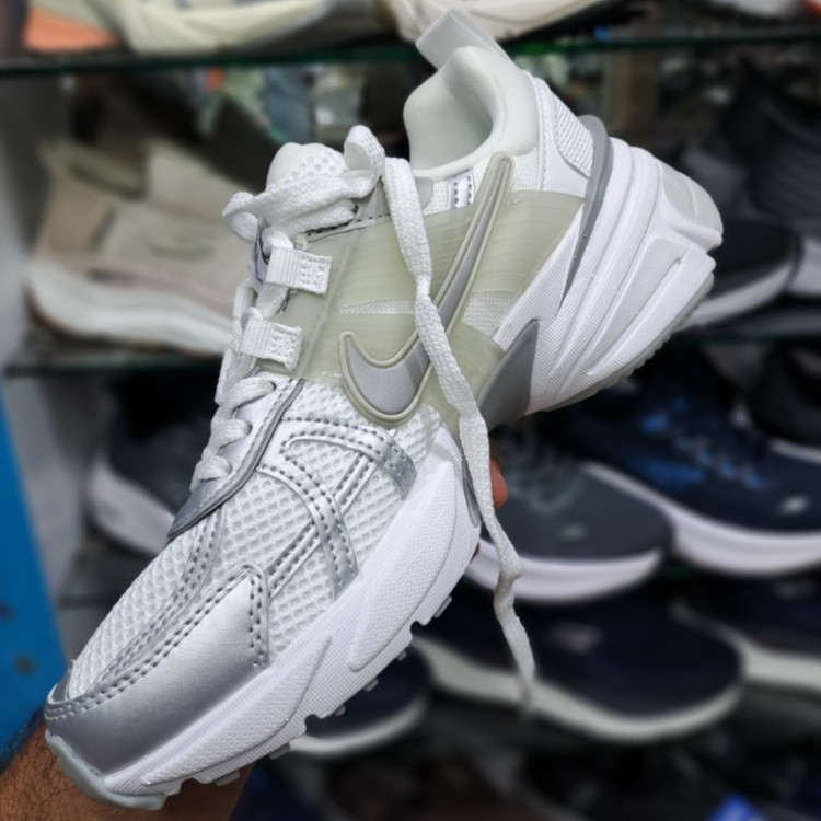کتونی مسترکوالیتی زنانه نایک کلشون وی تو کی nike v2k / ضمانت ویتنام و کیفیت / سایز ۳۷ الا ۴۰