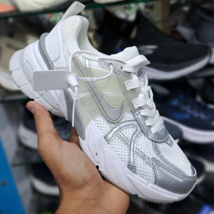 کتونی مسترکوالیتی زنانه نایک کلشون وی تو کی nike v2k / ضمانت ویتنام و کیفیت / سایز ۳۷ الا ۴۰