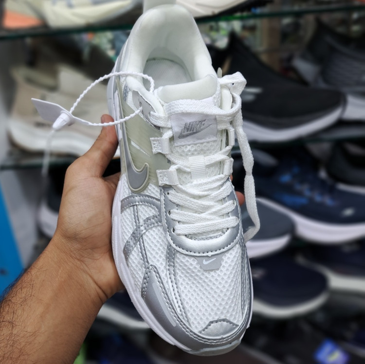 کتونی مسترکوالیتی زنانه نایک کلشون وی تو کی nike v2k / ضمانت ویتنام و کیفیت / سایز ۳۷ الا ۴۰