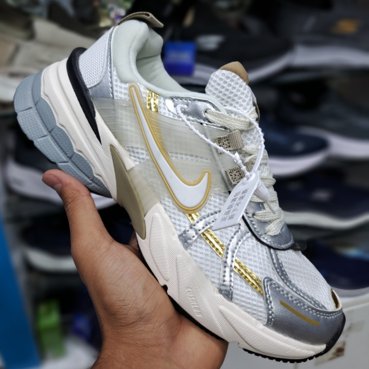 کتونی مسترکوالیتی زنانه نایک کلشون وی تو کی nike v2k / ضمانت ویتنام و کیفیت / سایز ۳۷ الا ۴۰