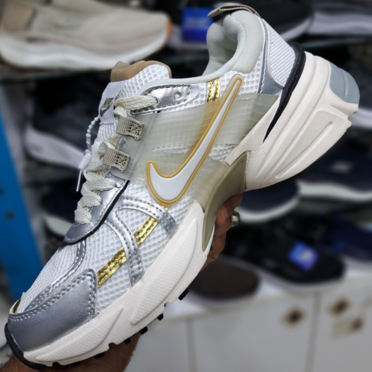 کتونی مسترکوالیتی زنانه نایک کلشون وی تو کی nike v2k / ضمانت ویتنام و کیفیت / سایز ۳۷ الا ۴۰