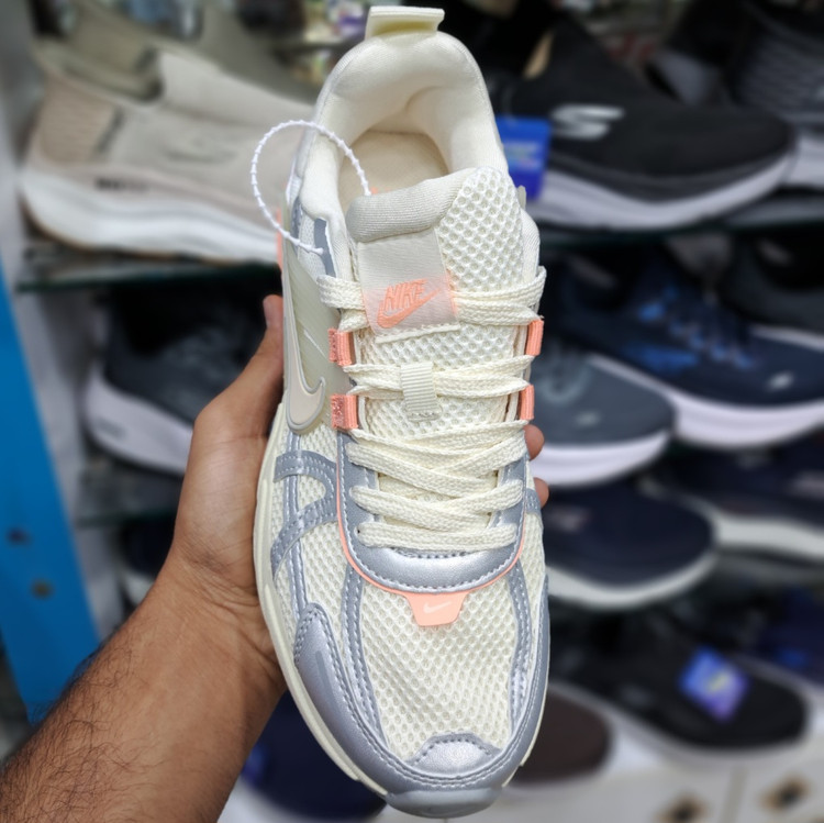 کتونی مسترکوالیتی زنانه نایک کلشون وی تو کی nike v2k / ضمانت ویتنام و کیفیت / سایز ۳۷ الا ۴۰