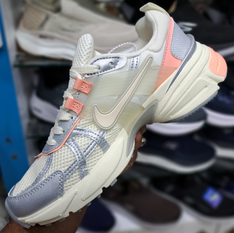 کتونی مسترکوالیتی زنانه نایک کلشون وی تو کی nike v2k / ضمانت ویتنام و کیفیت / سایز ۳۷ الا ۴۰