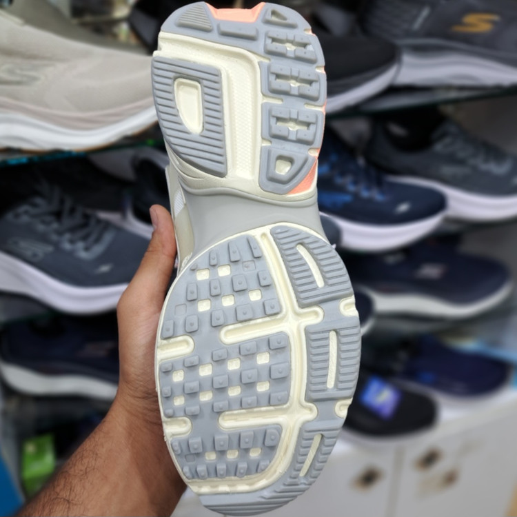 کتونی مسترکوالیتی زنانه نایک کلشون وی تو کی nike v2k / ضمانت ویتنام و کیفیت / سایز ۳۷ الا ۴۰