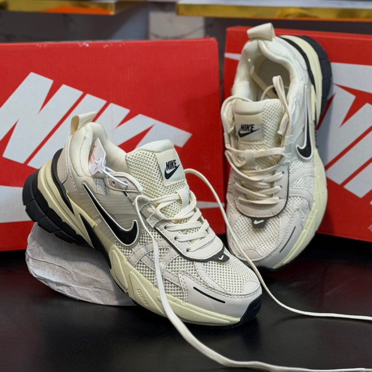 کتونی مسترکوالیتی نایک کلشون وی تو کی nike v2k / ضمانت ویتنام و کیفیت / سایز ۴۰ الا ۴۵