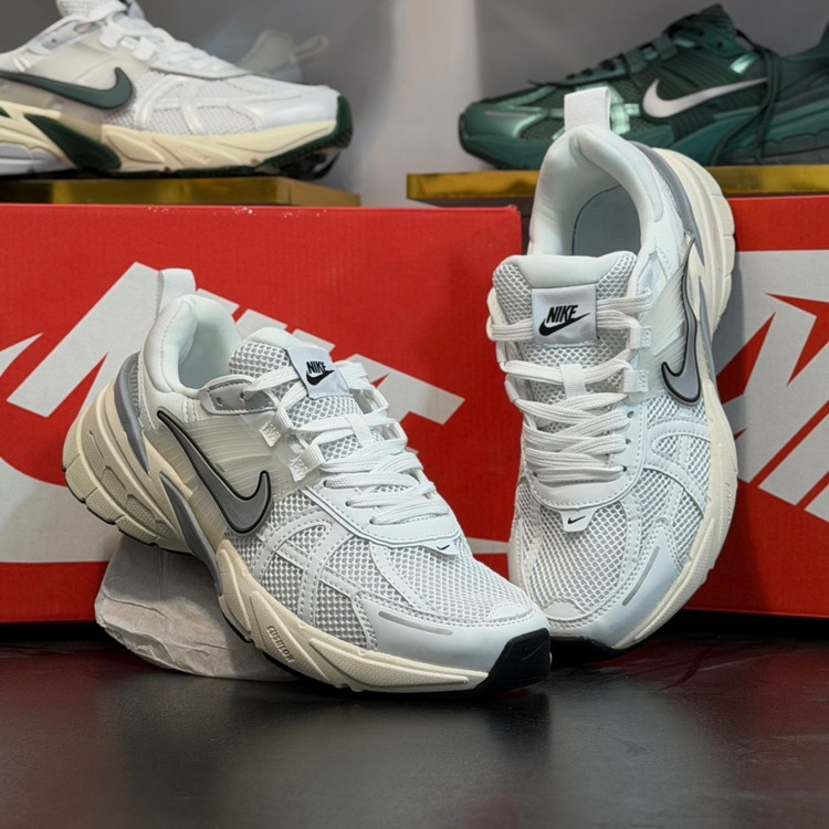 کتونی مسترکوالیتی نایک کلشون وی تو کی nike v2k / ضمانت ویتنام و کیفیت / سایز ۴۰ الا ۴۵