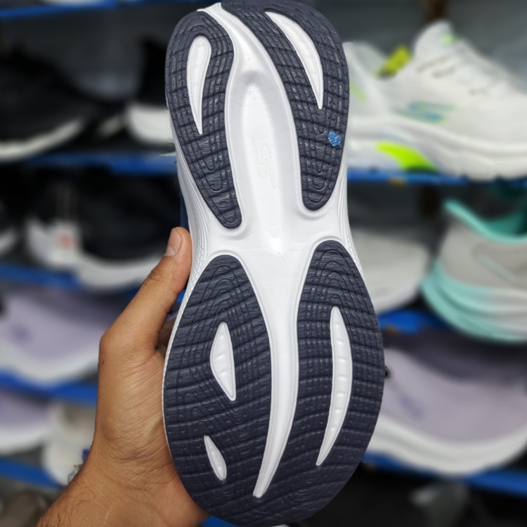 کتونی مسترکوالیتی زنانه اسکیچرز گو ران Skechers gorun / ضمانت ویتنام و کیفیت / سایز ۳۷ الا ۴۰