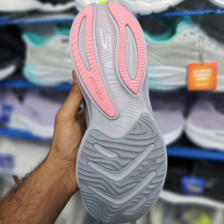 کتونی ویتنامی زنانه اسکیچرز هایپر برست Skechers hyper burst / مسترکوالیتی ضمانت کیفیت / سایز ۳۷ تا ۴۰