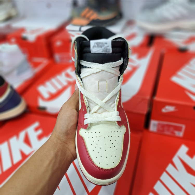 کفش مسترکوالیتی نایک ایر جردن وان Nike air Jordan 1 / ضمانت کیفیت و ویتنام / سایز ۴۰ الا ۴۵