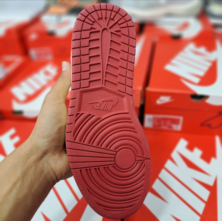 کفش مسترکوالیتی نایک ایر جردن وان Nike air Jordan 1 / ضمانت کیفیت و ویتنام / سایز ۴۰ الا ۴۵