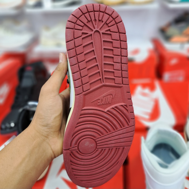 کفش مسترکوالیتی نایک ایر جردن وان Nike air Jordan 1 / ضمانت کیفیت و ویتنام / سایز ۴۰ الا ۴۵