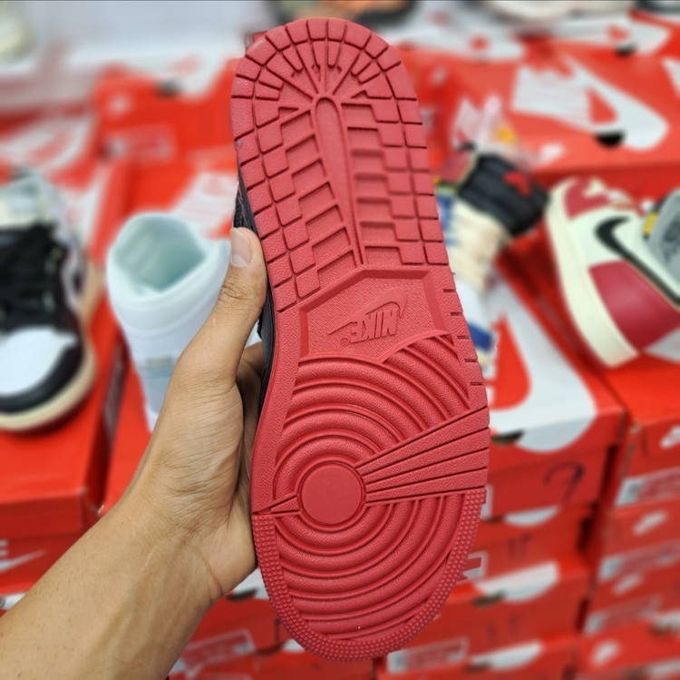 کفش مسترکوالیتی نایک ایر جردن وان Nike air Jordan 1 / ضمانت کیفیت و ویتنام / سایز ۴۰ الا ۴۵