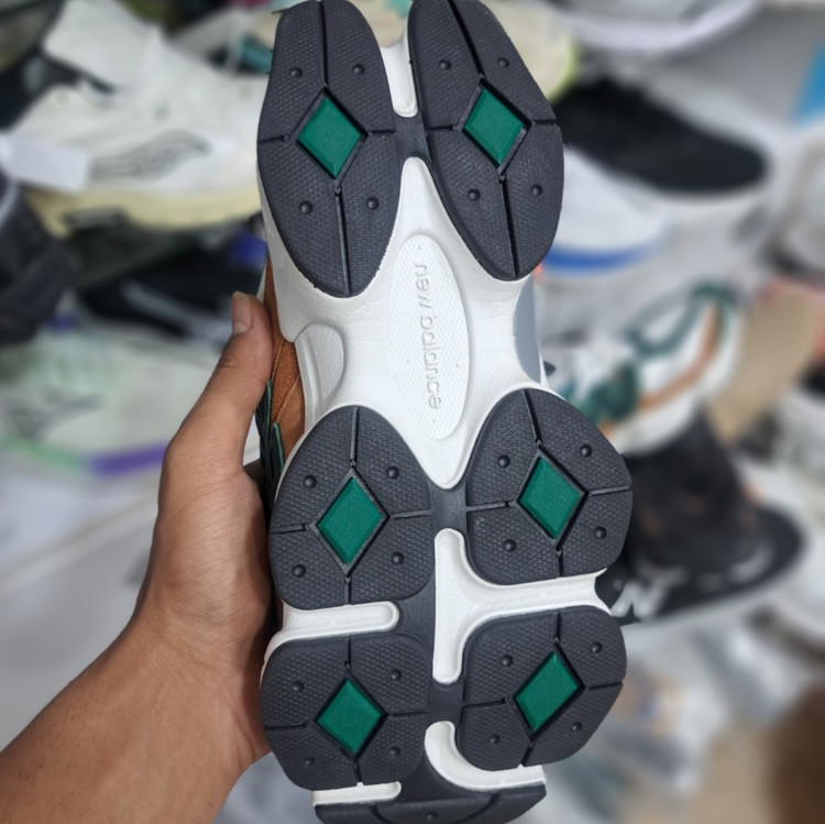 کتونی مردانه رانینگ و پیاده روی نیوبالانس ۹۰۶۰ newbalance 9060 / ضمانت کیفیت و ویتنام / سایز ۴۰ الا ۴۵