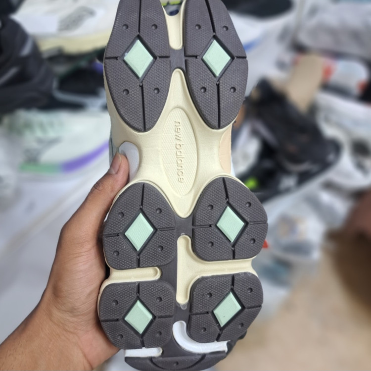 کتونی مردانه رانینگ و پیاده روی نیوبالانس ۹۰۶۰ newbalance 9060 / ضمانت کیفیت و ویتنام / سایز ۴۰ الا ۴۵