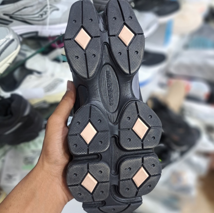 کتونی مردانه رانینگ و پیاده روی نیوبالانس ۹۰۶۰ newbalance 9060 / ضمانت کیفیت و ویتنام / سایز ۴۰ الا ۴۵