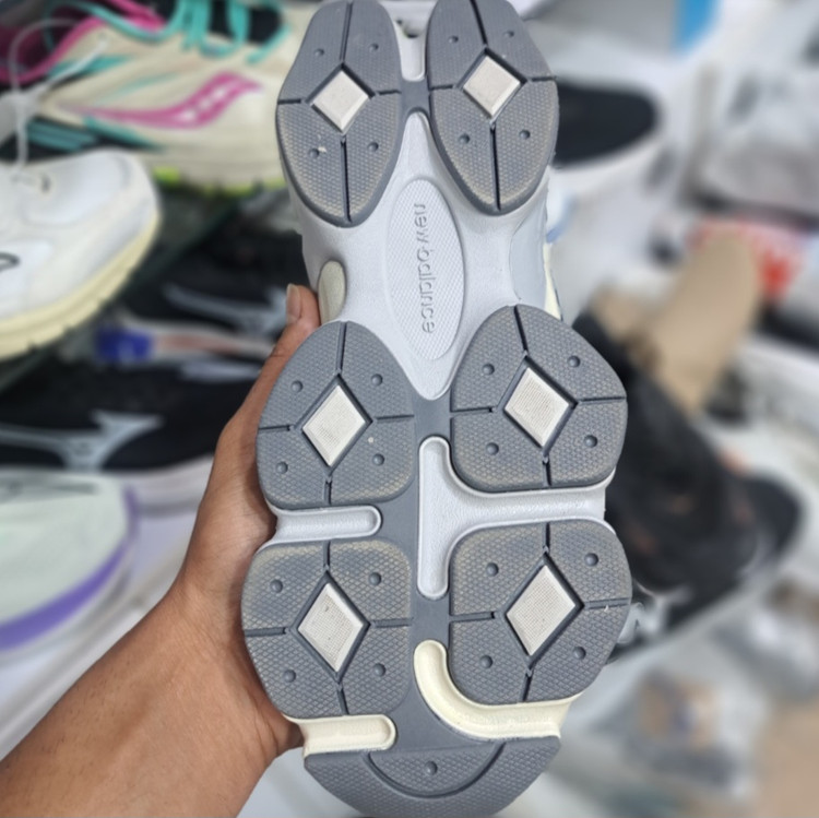 کتونی مردانه رانینگ و پیاده روی نیوبالانس ۹۰۶۰ newbalance 9060 / ضمانت کیفیت و ویتنام / سایز ۴۰ الا ۴۵