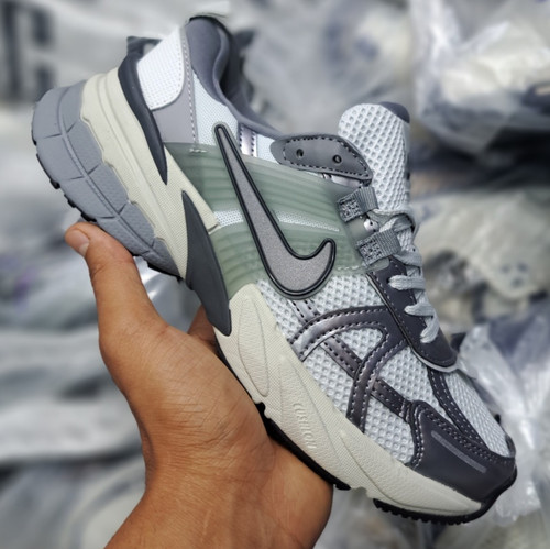 کتونی رانینگ و پیاده روی ست زنانه و مردانه نایک کلشون وی تو کی nike v2k / ضمانت ویتنام و کیفیت / سایز ۳۷ الا ۴۵