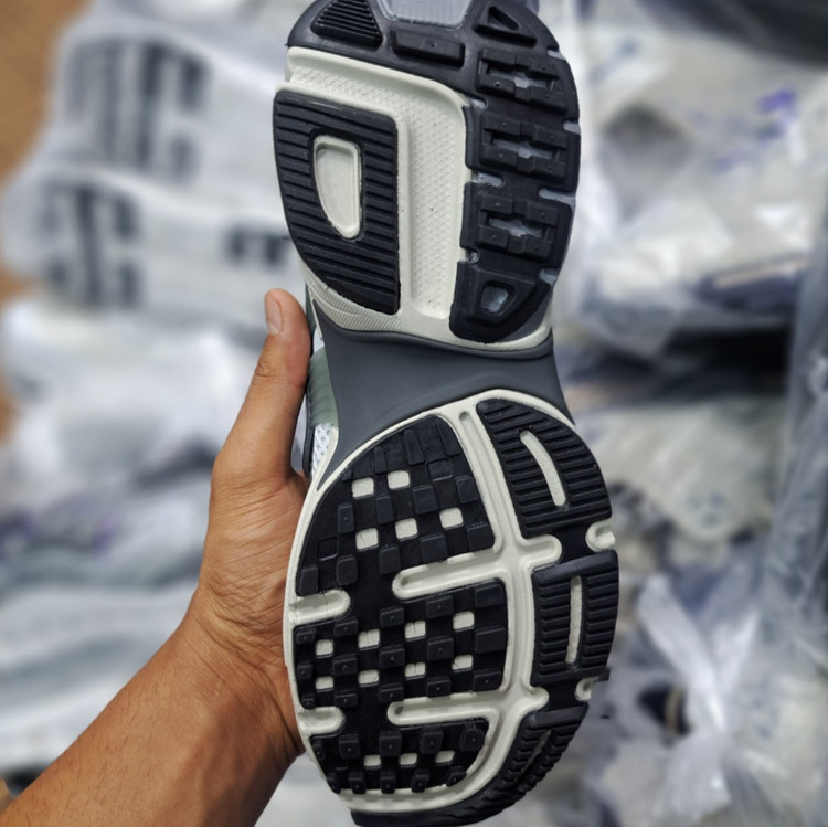 کتونی رانینگ و پیاده روی ست زنانه و مردانه نایک کلشون وی تو کی nike v2k / ضمانت ویتنام و کیفیت / سایز ۳۷ الا ۴۵