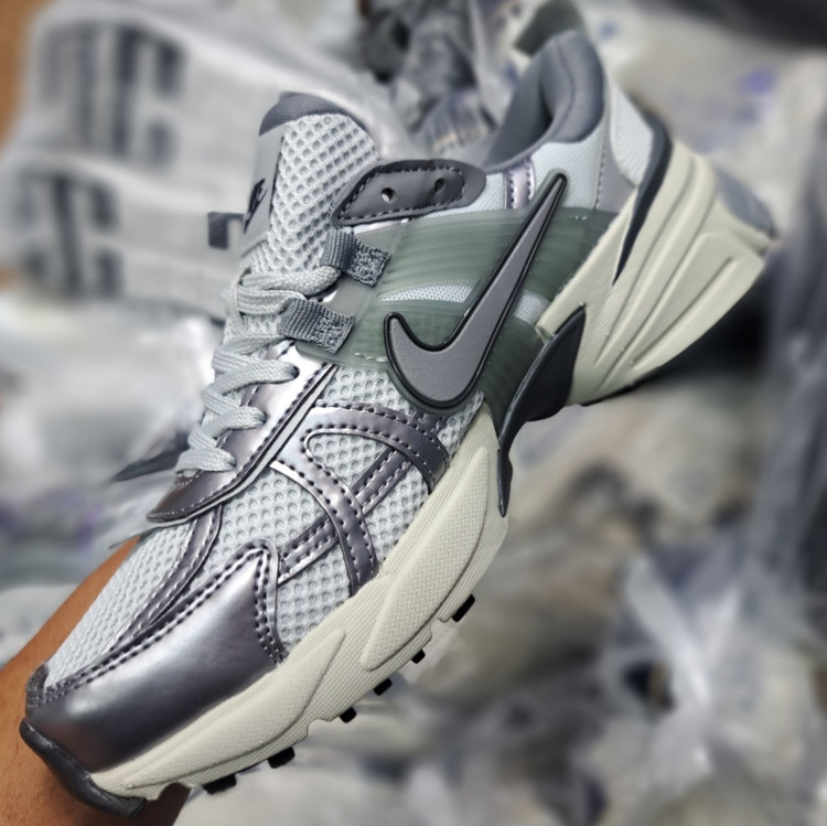 کتونی رانینگ و پیاده روی ست زنانه و مردانه نایک کلشون وی تو کی nike v2k / ضمانت ویتنام و کیفیت / سایز ۳۷ الا ۴۵