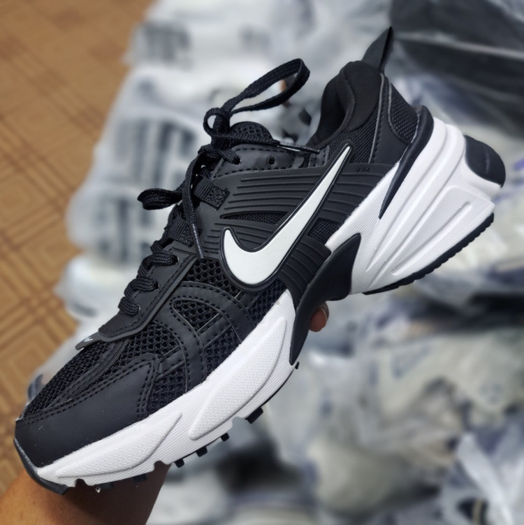 کتونی رانینگ و پیاده روی ست زنانه و مردانه نایک کلشون وی تو کی nike v2k / ضمانت ویتنام و کیفیت / سایز ۳۷ الا ۴۵