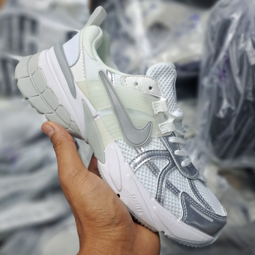 کتونی رانینگ و پیاده روی ست زنانه و مردانه نایک کلشون وی تو کی nike v2k / ضمانت ویتنام و کیفیت / سایز ۳۷ الا ۴۵