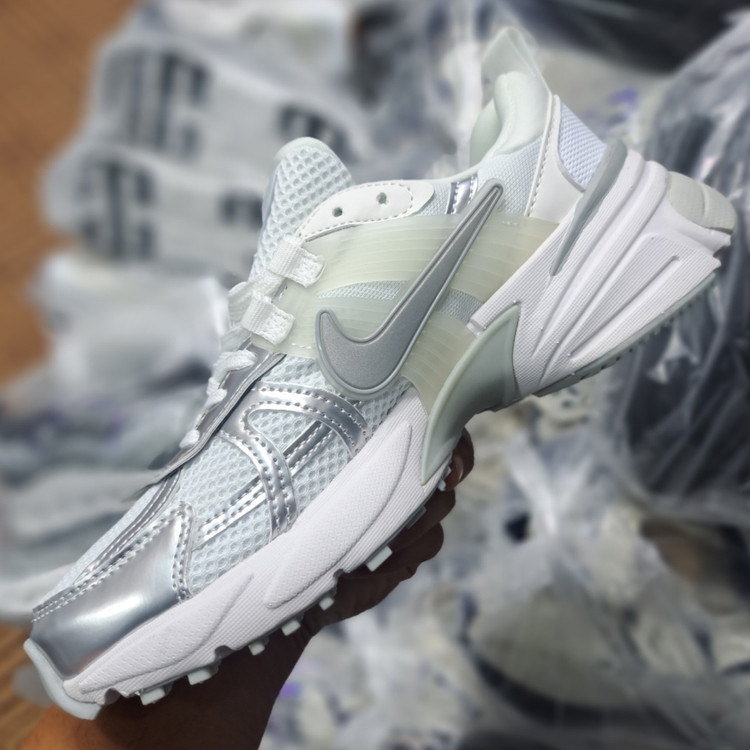 کتونی رانینگ و پیاده روی ست زنانه و مردانه نایک کلشون وی تو کی nike v2k / ضمانت ویتنام و کیفیت / سایز ۳۷ الا ۴۵