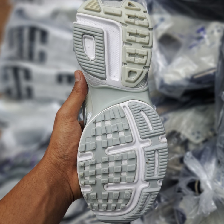 کتونی رانینگ و پیاده روی ست زنانه و مردانه نایک کلشون وی تو کی nike v2k / ضمانت ویتنام و کیفیت / سایز ۳۷ الا ۴۵