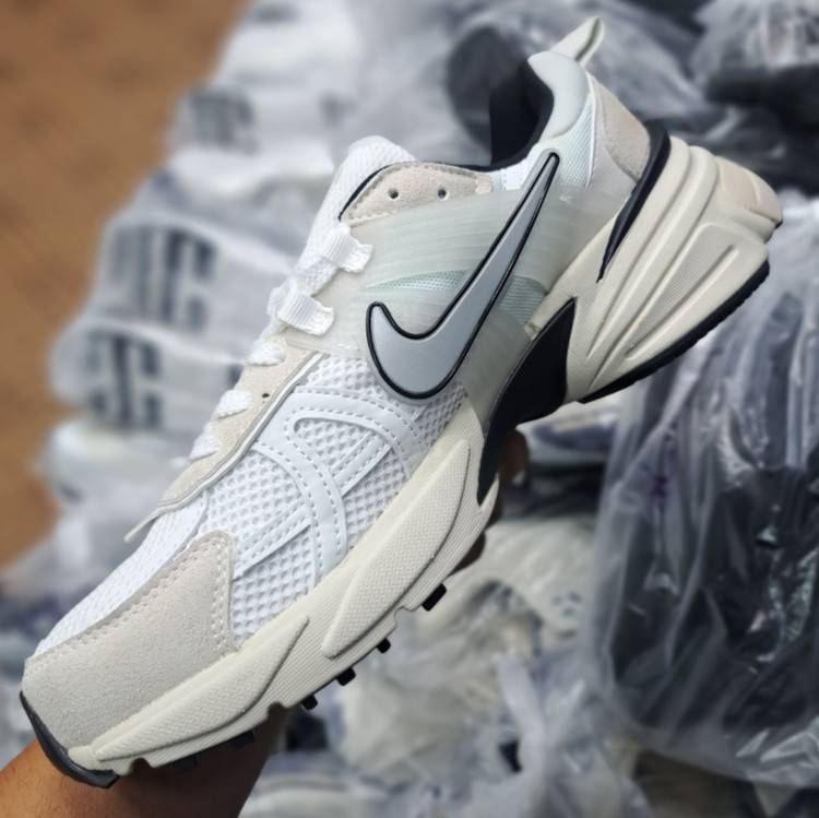 کتونی رانینگ و پیاده روی ست زنانه و مردانه نایک کلشون وی تو کی nike v2k / ضمانت ویتنام و کیفیت / سایز ۳۷ الا ۴۵