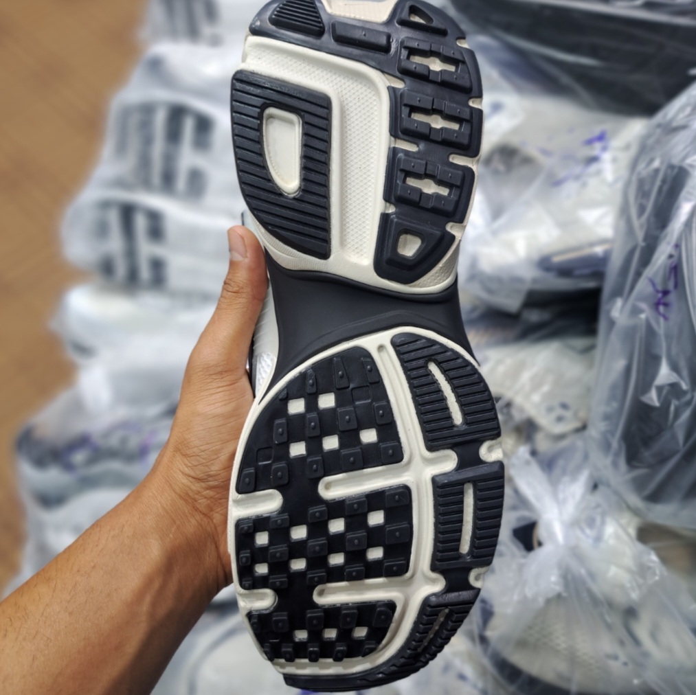 کتونی رانینگ و پیاده روی ست زنانه و مردانه نایک کلشون وی تو کی nike v2k / ضمانت ویتنام و کیفیت / سایز ۳۷ الا ۴۵