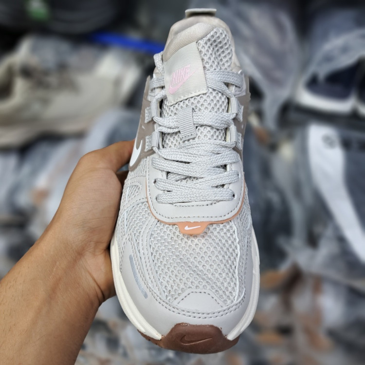 کتونی رانینگ و پیاده روی زنانه نایک کلشون وی تو کی nike v2k / ضمانت ویتنام و کیفیت / سایز ۳۷ الا 40